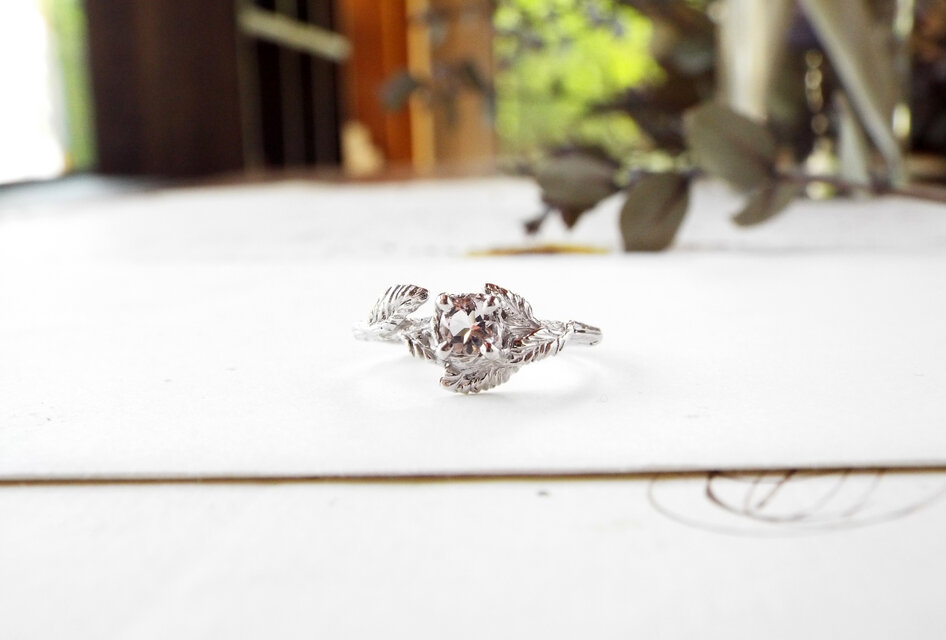 小さな花屋　ローズ（モルガナイト）