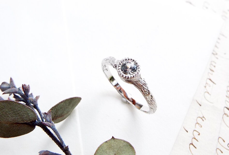 小さな花屋　ブロッサム（ホワイトサファイア）