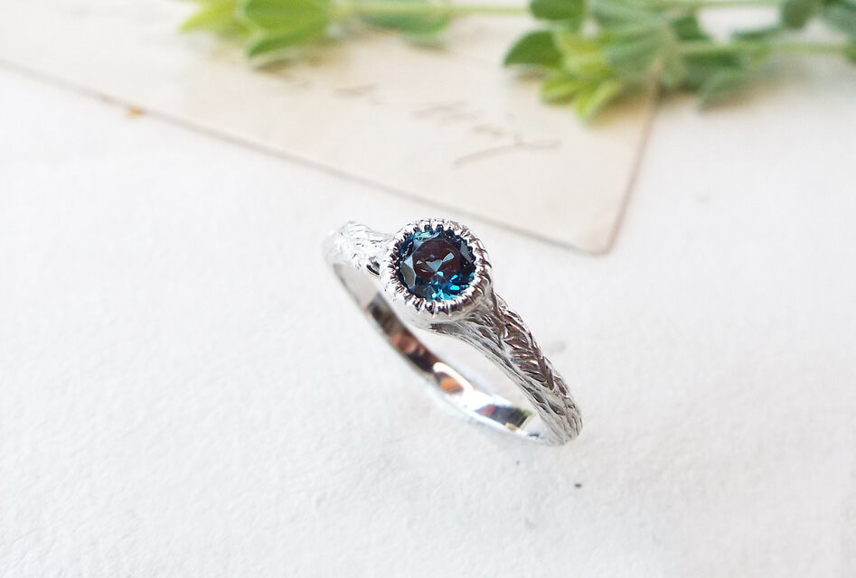 小さな花屋　ブロッサム（ロンドンブルートパーズ）