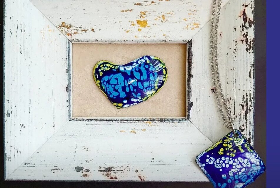 七宝焼☆【貴方にドキュン】噴釉技法 | iichi 日々の暮らしを心地よく