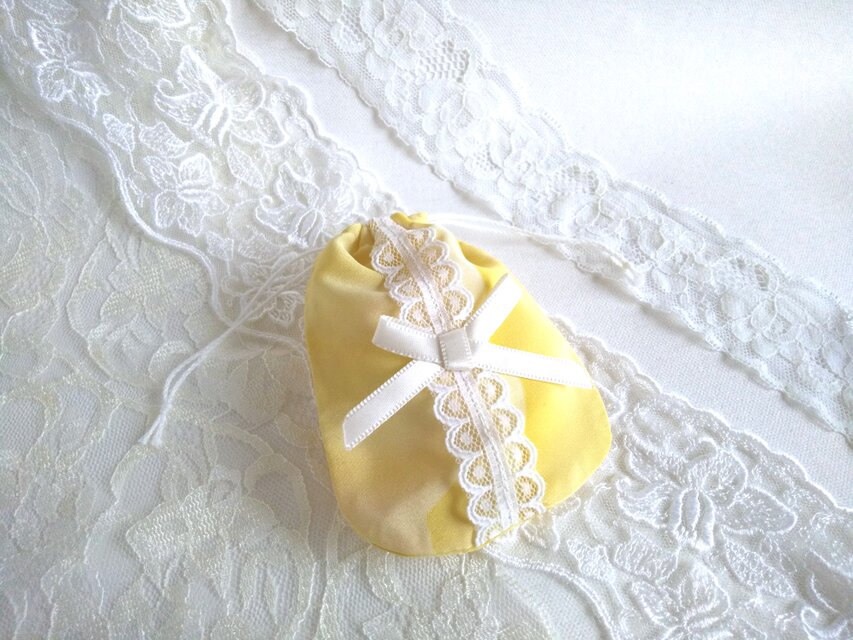 かわいいレースとリボンを付けたミニ巾着(イエロー）