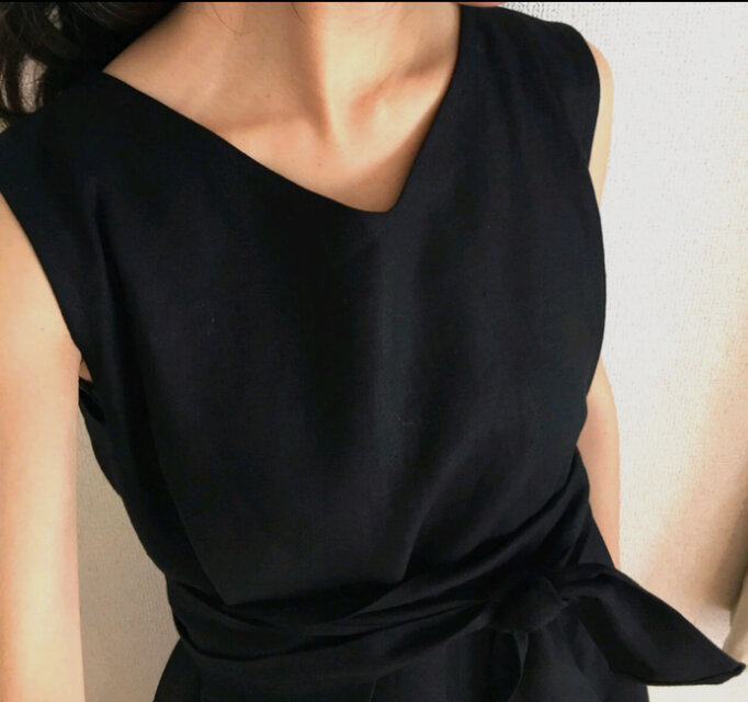 肌にやさしい上質な麻のワンピース　大人可愛い黒の麻ロングワンピース　Vネック