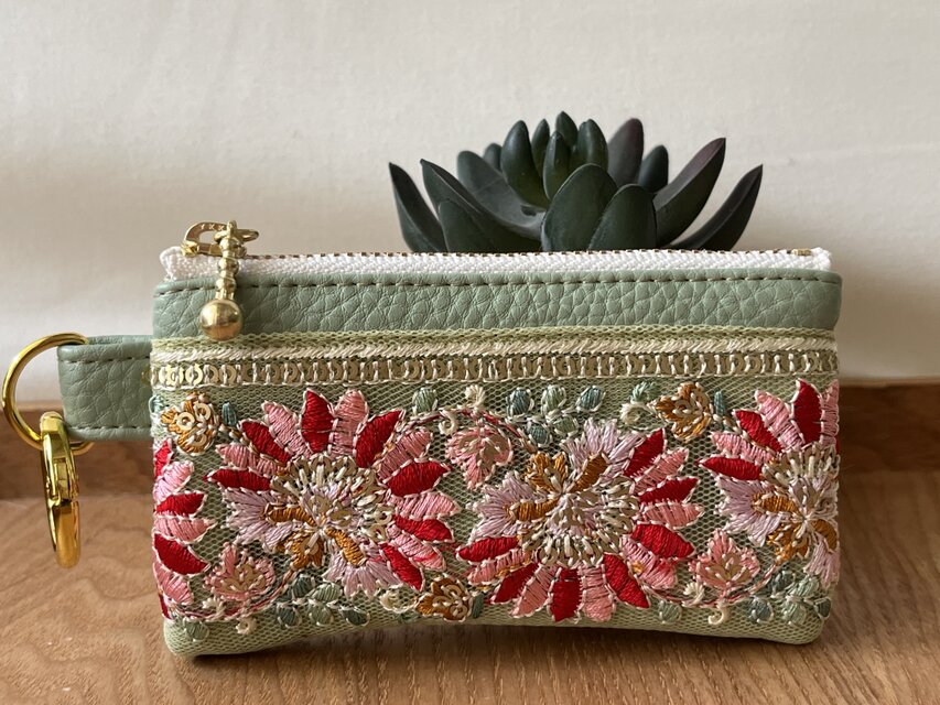 391 インド刺繍チュール生地　フェイクレザー　バック形ミニポーチ 391 インド刺繍チュール生地 フェイクレザー バック形ミニポーチ