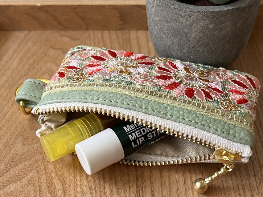 394 インド刺繍チュール生地　フェイクレザー　バック形ミニポーチ 0bbaed02c255994a516dbf93d29b28