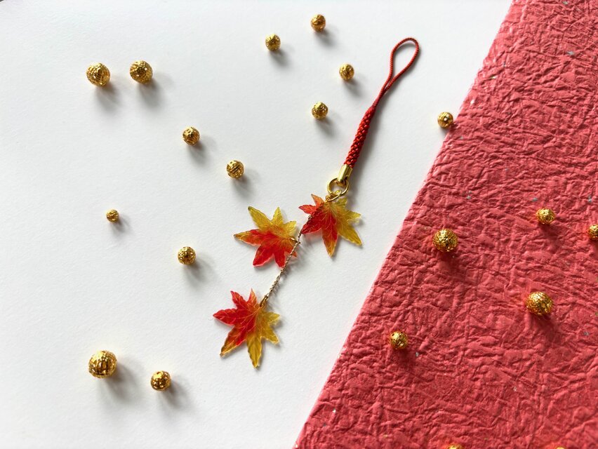 根付 紅葉のビーズ 赤 レッド 黄色 イエロー 秋 和風 涼しげ 軽量 軽い