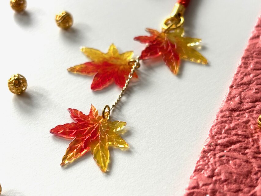 根付 紅葉のビーズ 赤 レッド 黄色 イエロー 秋 和風 涼しげ 軽量 軽い