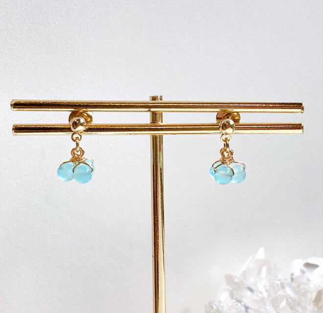 No.1028-E　天然石カルセドニー☆ミニ☆ピアス・イヤリング 宝石質シーブルーカルセドニーのプチピアス/イヤリング | iichi 日々の