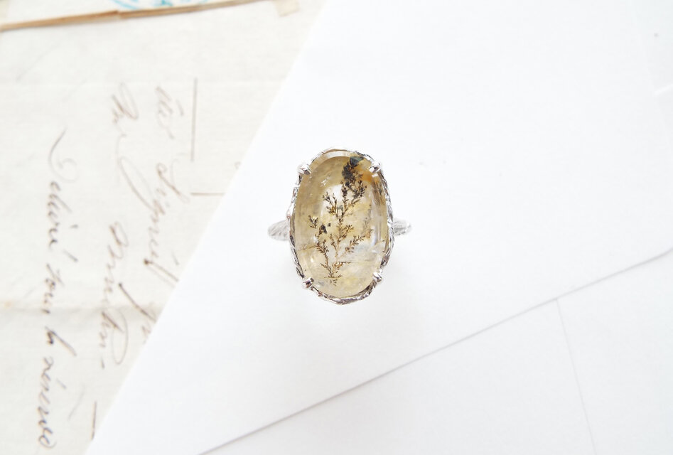 no.0322 雲の中のデンドリックと濁りのクォーツ　一点物 一点物】デンドリティッククォーツのリング（リラ） | iichi