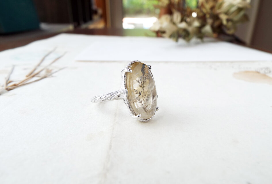 no.0322 雲の中のデンドリックと濁りのクォーツ　一点物 一点物】デンドリティッククォーツのリング（リラ） | iichi