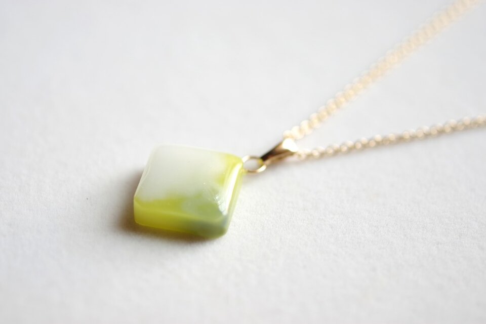 レジンアート　スクエアペンダント〈縁側でのひととき〉