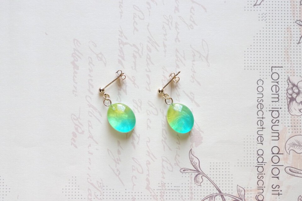 レジンアート　オーバルピアス〈鳥籠の中のカナリア〉