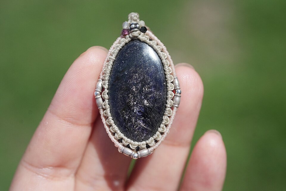 星屑の夜空★アイオライトサンストーン　マクラメネックレス2013