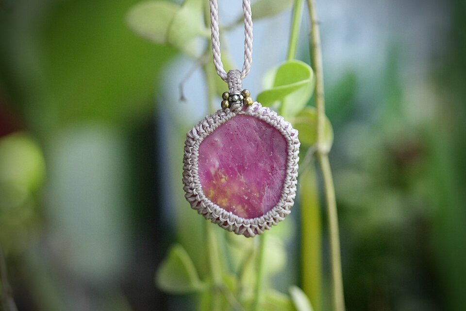 自然原石☆ルビー マクラメネックレス2017 | iichi 日々の暮らしを