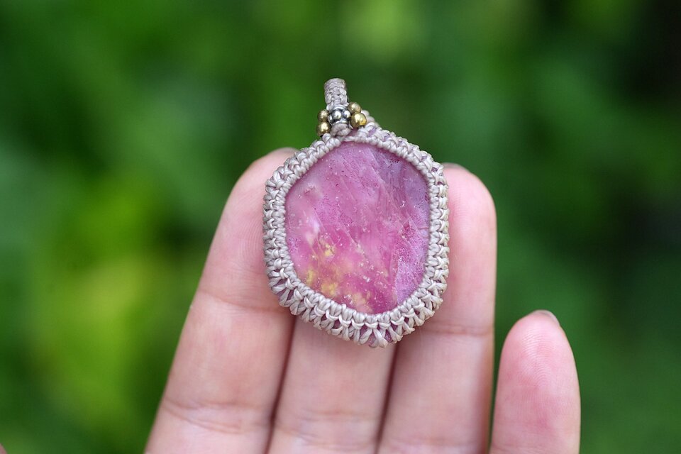 自然原石☆ルビー マクラメネックレス2017 | iichi 日々の暮らしを