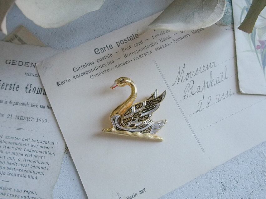 スペインの小さな白鳥ブローチ