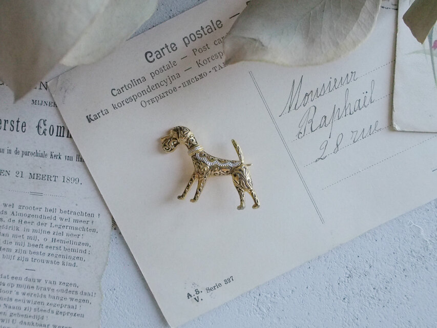 スペインの小さな犬のブローチ