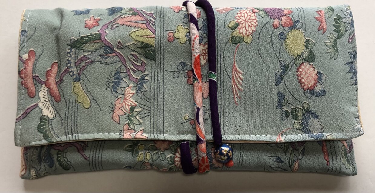 ８３３１　花柄の着物で作った和風財布・ポーチ