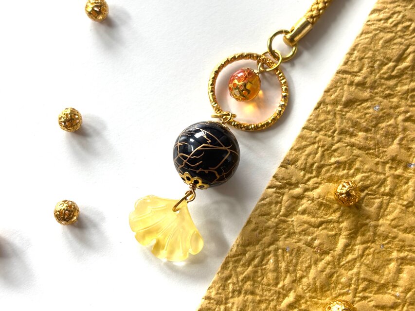 根付　銀杏のガラスビーズの帯飾り　黄色　イエロー　黒　ブラック　秋　和風　ぎんなん　ギンナン　イチョウ　いちょう