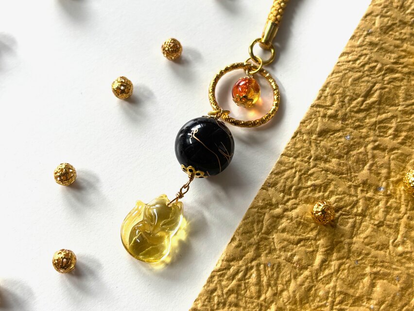 根付　黄色い狐ビーズの帯飾り　黄色　イエロー　黒　ブラック　秋　和風　キツネ　きつね　稲荷