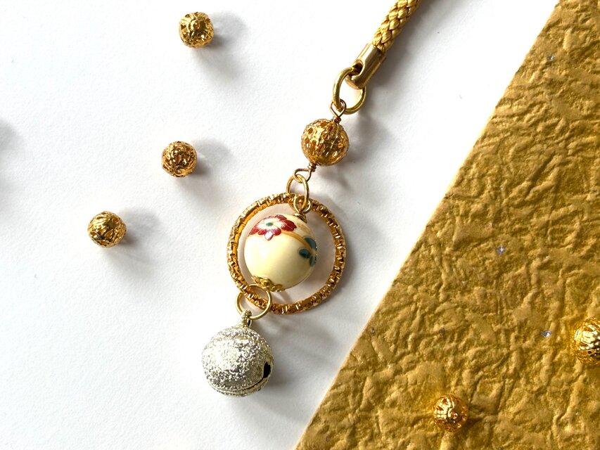 根付　椿の陶器ビーズと鈴の帯飾り　黄色　イエロー　ツバキ　つばき　秋冬　和風　赤　レッド　花