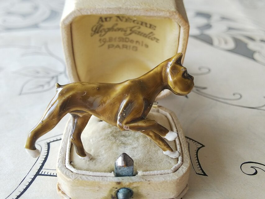 英国ヴィンテージ　ボクサー犬のエナメルブローチ