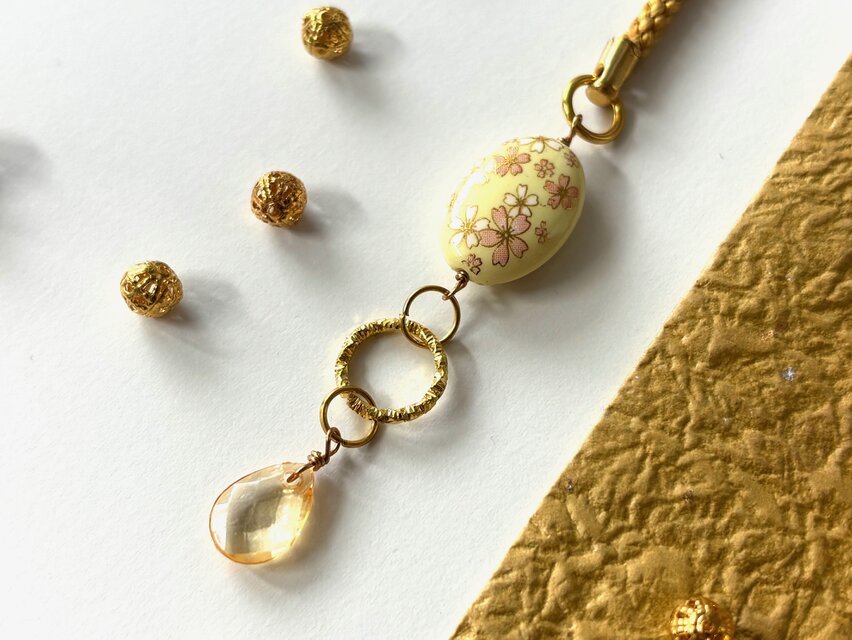 根付　黄色い桜ビーズとオレンジの雫の帯飾り　イエロー　和風　春　サクラ　さくら　入学式　卒業式　お花見