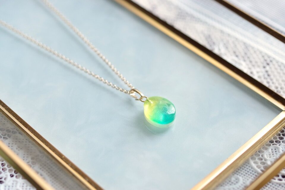 レジンアート　オーバルペンダント〈鳥籠の中のカナリア〉