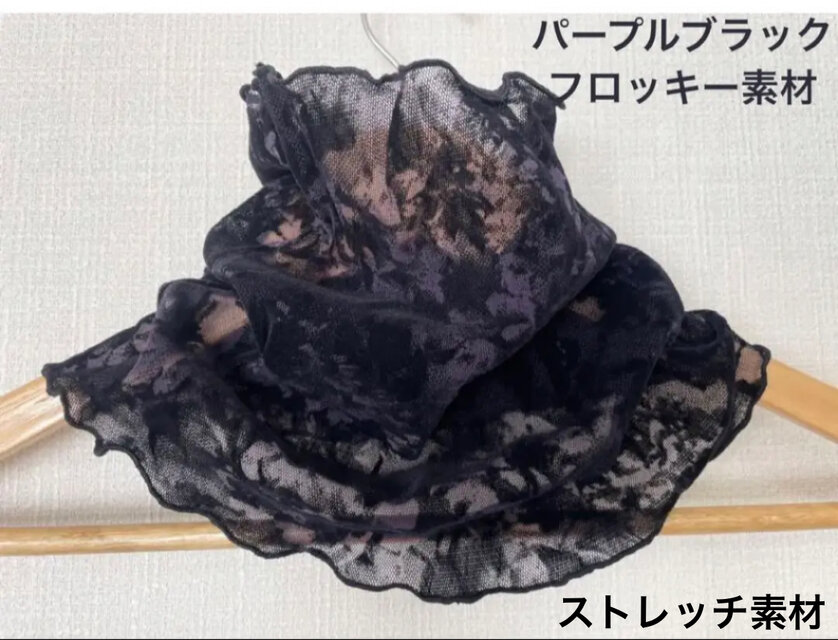 黒と紫の花柄のレース素材で、フリルエッジのデザインが特徴的なネックウォーマー