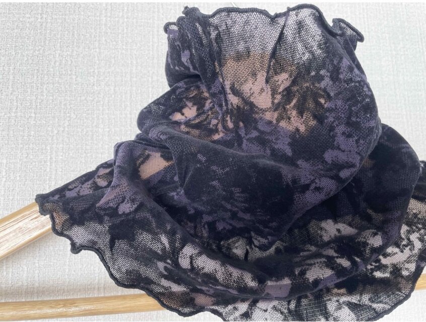 黒と紫の花柄のレース素材で、フリルエッジのデザインが特徴的なネック  