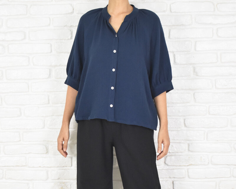シンプルなコットンダブルガーゼふんわり袖のスキッパーブラウス　ネイビー　紺