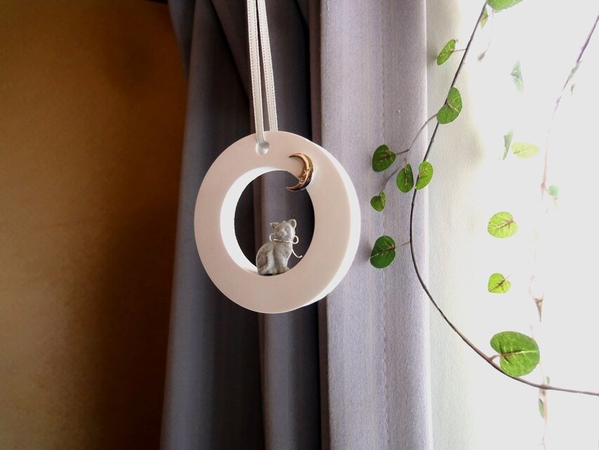 オーナメントのアロマストーン ■ 月と猫のいる風景  正面を見つめる猫 ■ 灰猫