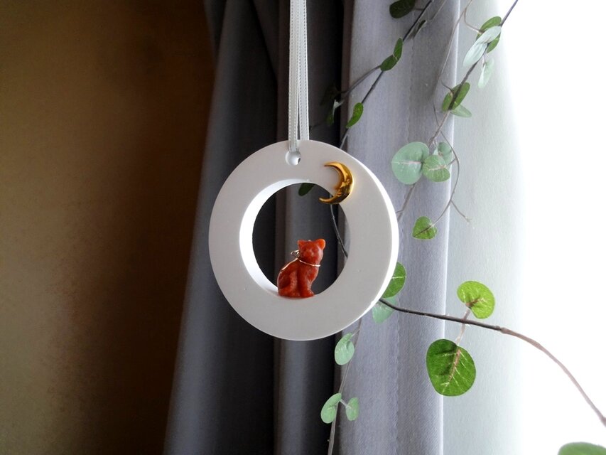 オーナメントのアロマストーン ■ 月と猫のいる風景  正面を見つめる猫 ■ 茶猫