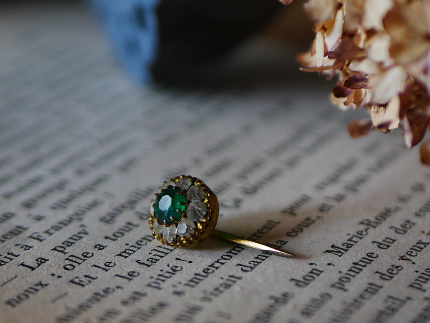 グリーンのペーストガラス、小さなピン　フランスアンティーク　ブロカントのある暮らし