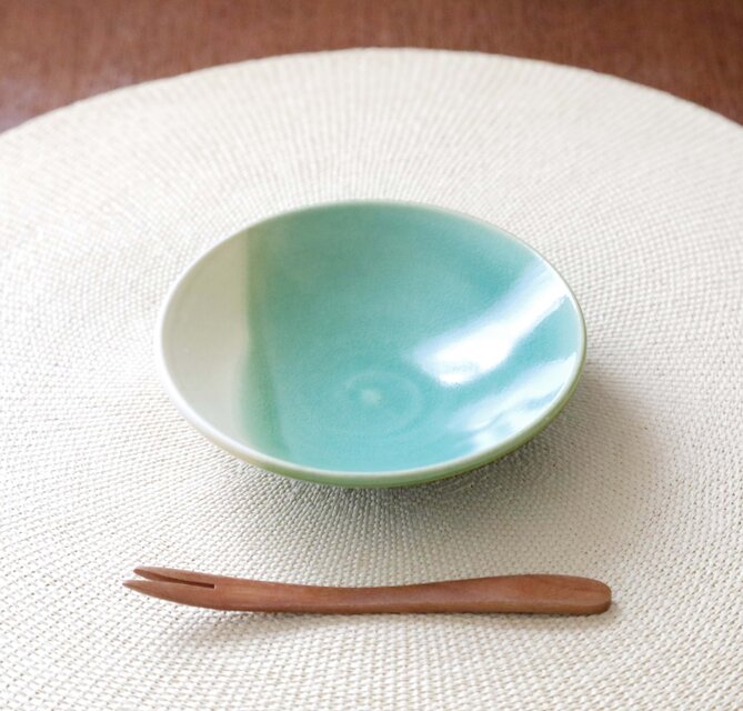 骨董品トルコブルー小皿 白とトルコブルーのかけ分け小皿 | iichi 日々の暮らしを心地よくする