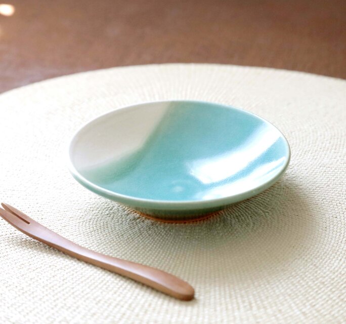 白とトルコブルーのかけ分け小皿 | iichi 日々の暮らしを心地よくする