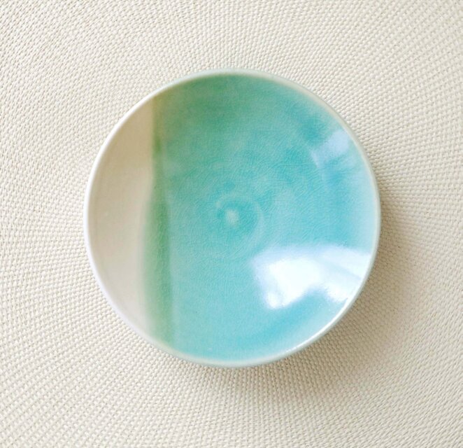白とトルコブルーのかけ分け小皿 | iichi 日々の暮らしを心地よくする