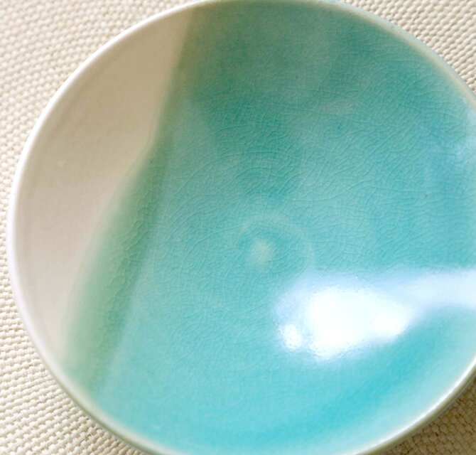 白とトルコブルーのかけ分け小皿 | iichi 日々の暮らしを心地よくする