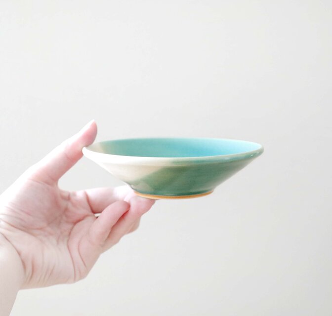 白とトルコブルーのかけ分け小皿 | iichi 日々の暮らしを心地よくする