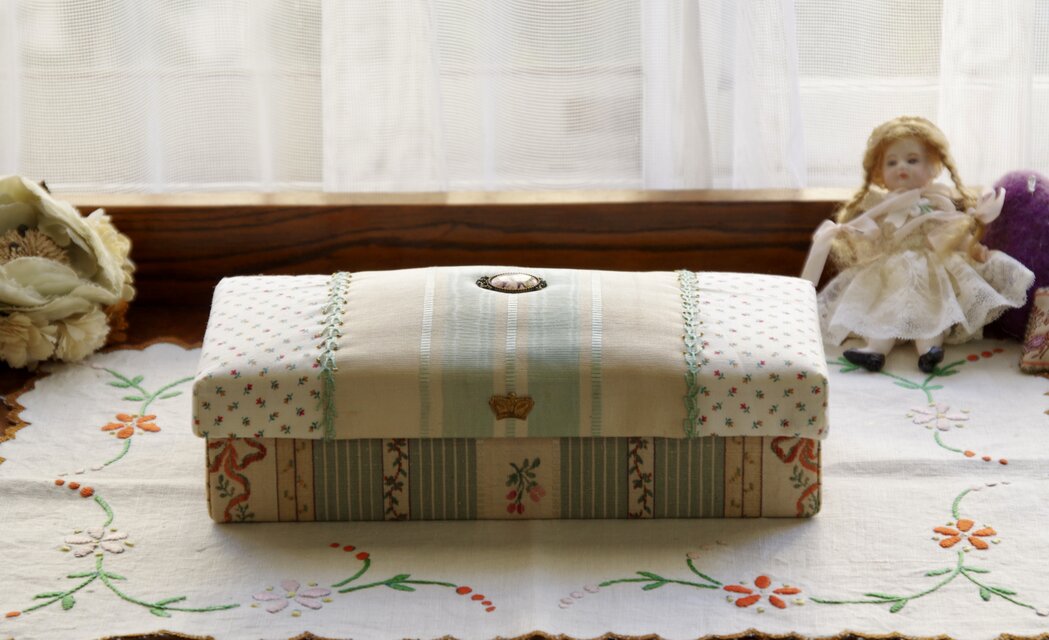 布箱　幅広リボン　ツバメ　王冠