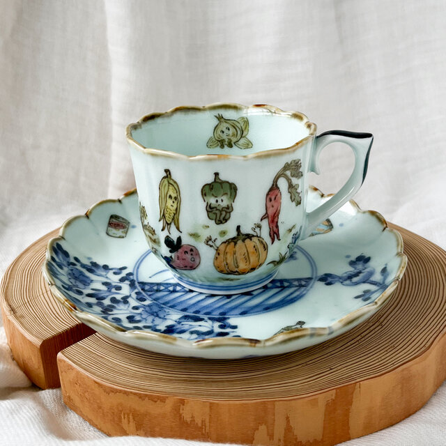 ❤️チコロット❤️すべて手描き❤️染付け❤️ソーサーは取り皿にもなる❤️カップ＆ソーサー❤️野菜たちの戦略会議