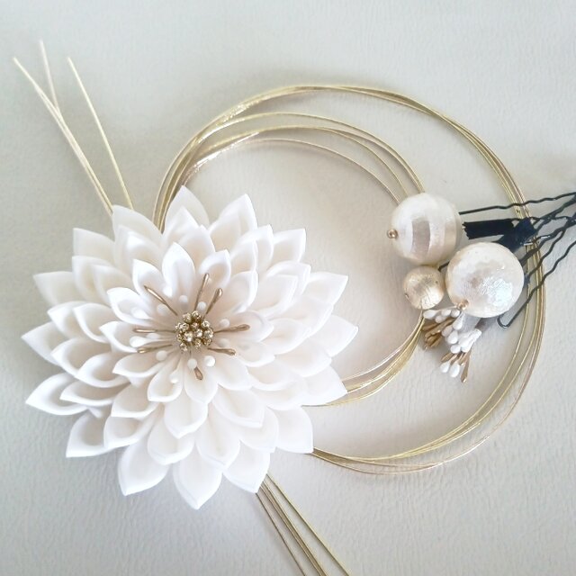 **特別な日の髪飾りセット**　つまみ細工のダリアの花、飾りパーツ5点、水引4本　白　《成人式、卒業式、入学式、和装》