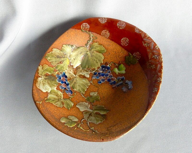 釉描彩葡萄図赤絵盛器