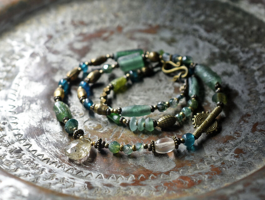 ガーデンルチルクォーツとボヘミアビーズ、ローマングラスと多彩ブラス、インディゴブルービーズ、モスアゲートのネックレス