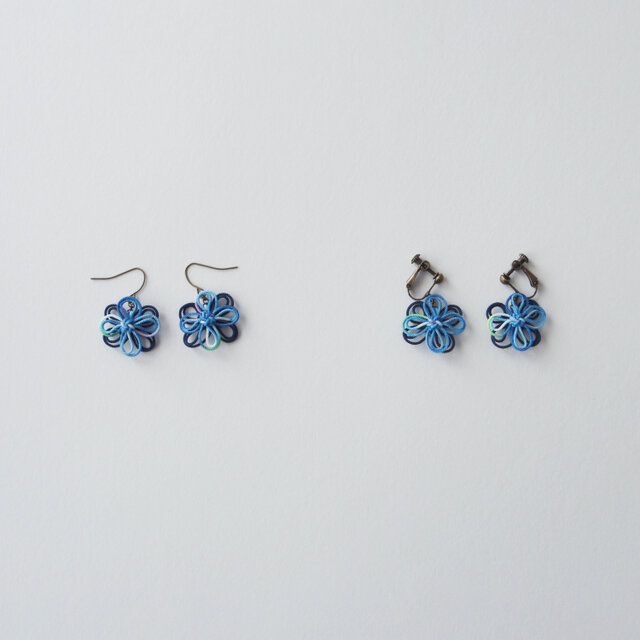 ピアス「潤、ぽちり」（手染青系×濃青） | iichi 日々の暮らしを