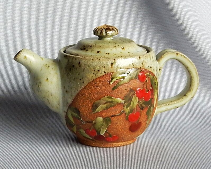 釉描彩さくらんぼ図手付き急須