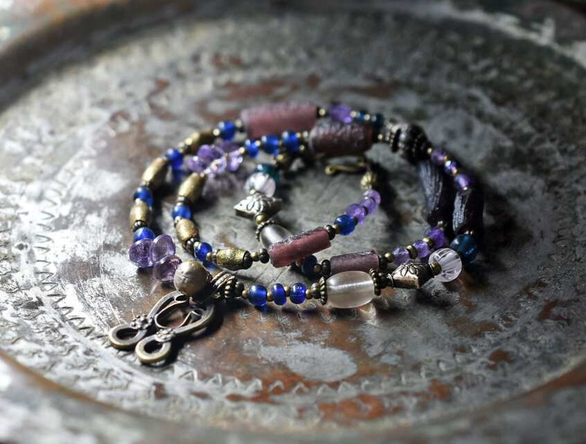 アフガンパーツ＆民族鈴、ローマングラスとボヘミアビーズ、グーズベリー、インドシルバー、アメジスト、ブルービーズのネックレス