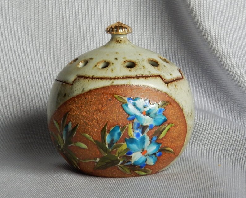 釉描彩春リンドウ図香炉