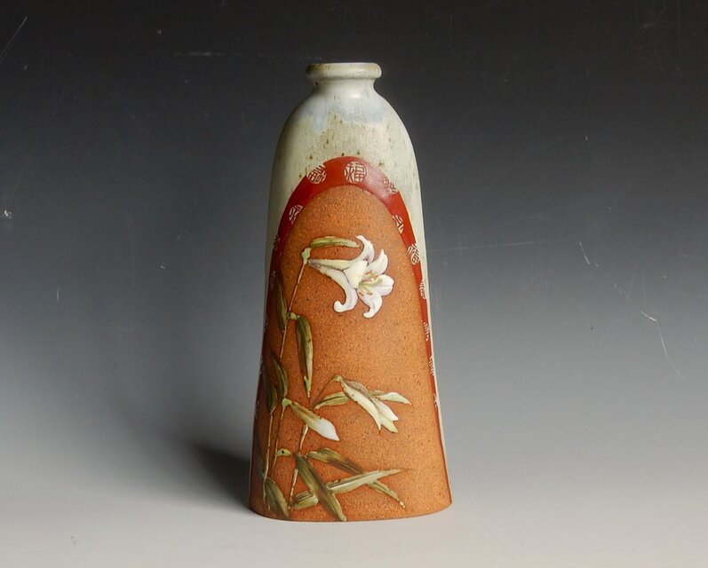 釉描彩ササユリ図花入れ