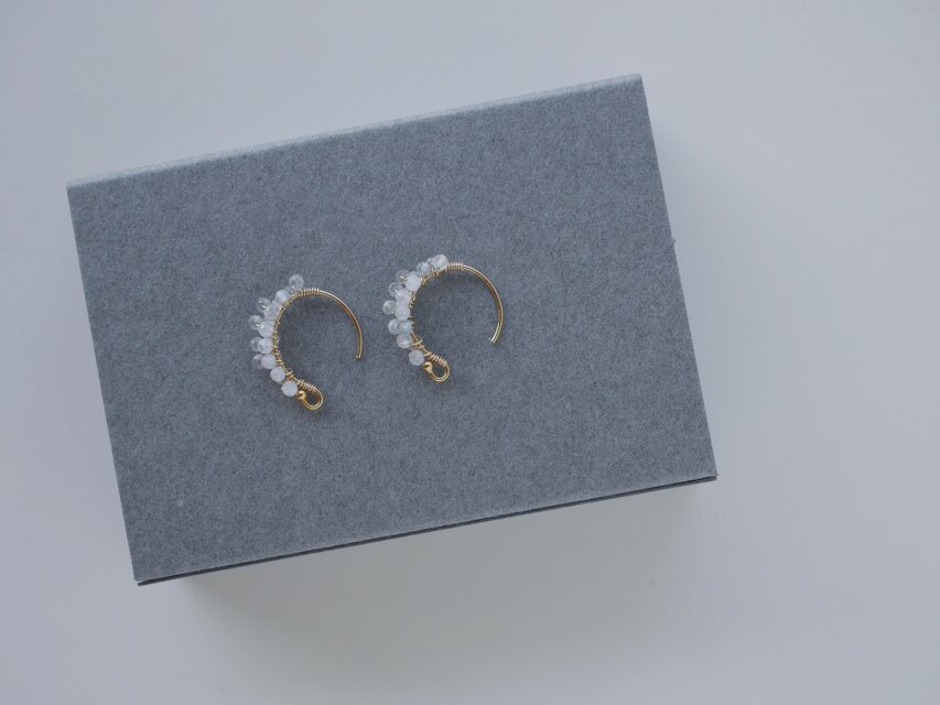 レインボームーンストーンとラブラドライトのフックピアス