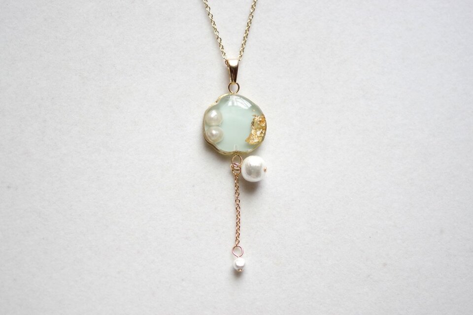 レジンアート　スライスアゲートとコットンパールのペンダント〈始まりの鐘〉